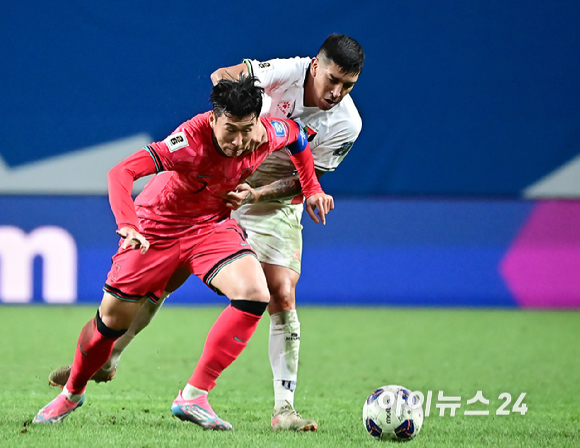 손흥민이 5일 오후 서울월드컵경기장에서 열린 대한민국과 팔레스타인과 2026 FIFA 북중미 월드컵 아시아 지역 3차 예선 1차전에서 드리블을 하고 있다. [사진=곽영래 기자]