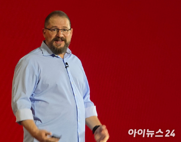 하와이 마우이에서 '스냅드래곤 서밋 2024'이 개최된 가운데 크리스티아노 아몬 퀄컴 최고경영자(CEO)가 기조연설하고 있다. [사진=안세준 기자]