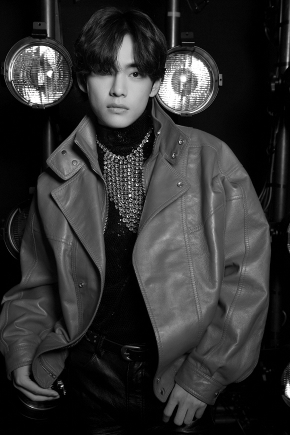 방탄소년단 뷔-블랙핑크 리사-박보검이 파리에서 열린 셀린느 여름남성 패션쇼에 참석해 사진촬영을 하고 있다. [사진=셀린느]