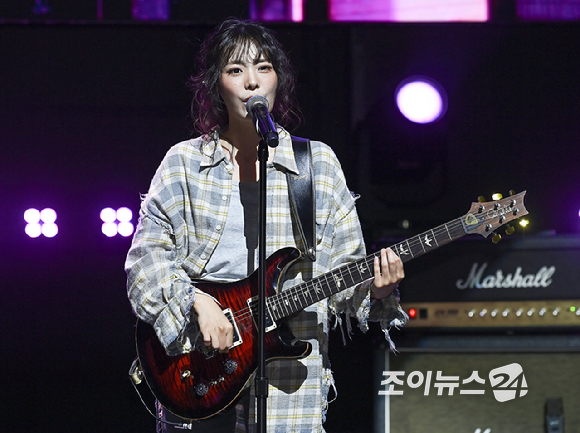 걸밴드 QWER(큐더블유이알) 시연이 9일 오후 서울 서대문구 예스24 원더로크홀에서 열린 미니 3집 발매 기념 미디어 쇼케이스에서 무대를 선보이고 있다. [사진=곽영래 기자]