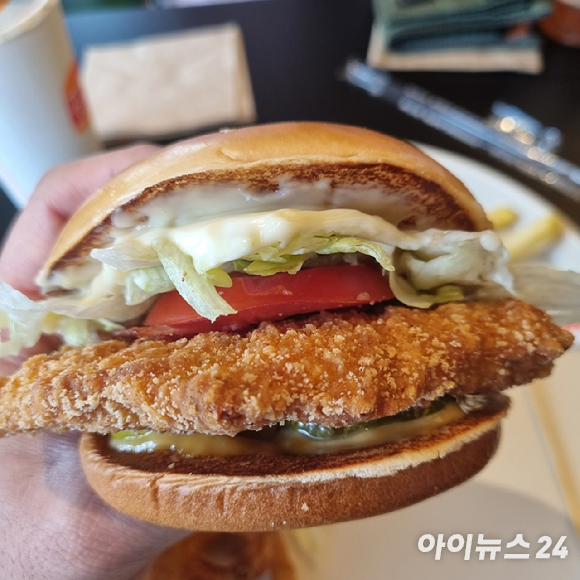 이성하 버거킹코리아 마케팅부문 CMO가 23일 서울 버거킹 약수역점에서 열린 신메뉴 '크리스퍼' 출시 기념 기자간담회에서 제품을 설명하고 있다. [사진=전다윗 기자]