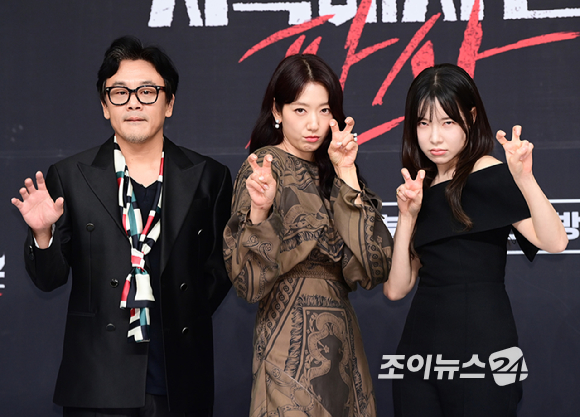 배우 김인권-박신혜-김아영이 19일 오후 서울 양천구 목동 SBS 사옥에서 진행된 SBS 금토드라마 '지옥에서 온 판사' 제작발표회에 참석하고 있다. [사진=정소희 기자]