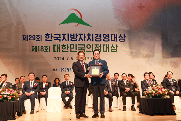 신우철 완도군수(오른쪽)이 지난 9일 한국지방자치경영대상에서 ‘종합 대상’을 수상하고 기념사진을 찍고 있다 [사진=완도군]