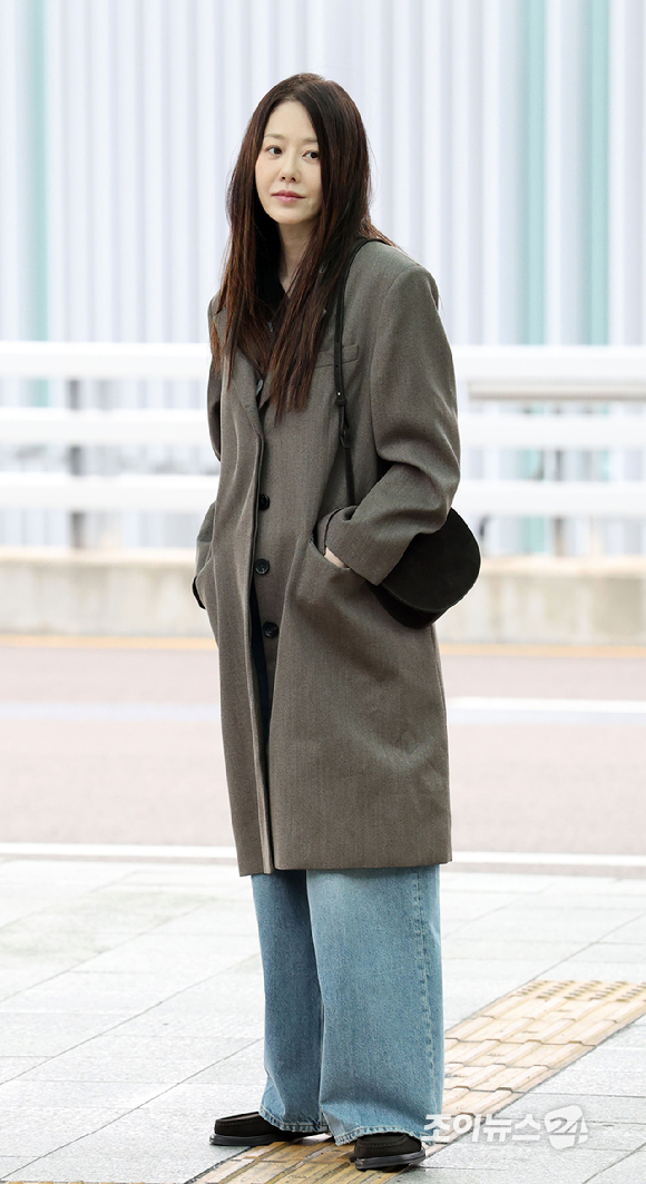 배우 고현정이 COS 2025 FW컬렉션 참석 차 12일 인천국제공항을 통해 미국 뉴욕으로 출국하고 있다. [사진=정소희 기자]