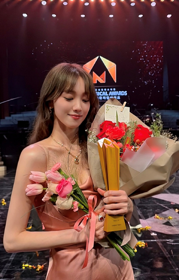 배우 이성경이 '대한민국뮤지컬페스티벌 제10회 한국뮤지컬어워즈' 신인상을 수상했다. [사진=판타지오 ]