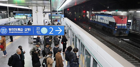 6일 서울 용산역에서 관계자들이 궤도를 이탈한 화물열차를 수습하고 있다. [사진=연합뉴스]