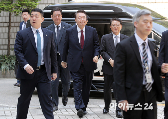 12·3 비상계엄 사태와 관련해 내란 우두머리 혐의 등으로 기소된 윤석열 전 대통령이 12일 서울 서초구 서울중앙지방법원으로 출석하고 있다. [사진=사진공동취재단]