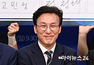  더불어민주당 8.17 전당대회에서 당대표에 출마하는 후보들이 20일 국회에서 열린 공명선거 실천 서약식에서 기념촬영을 하고 있다.[사진=곽영래 기자]