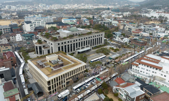 윤석열 대통령에 대한 탄핵 심판 선고 당일 헌법재판소 인근의 학교와 유치원 11곳이 임시휴업한다. 사진은 12일 서울 종로구 헌재 주위에 경찰 버스들이 배치된 모습. [사진=연합뉴스]