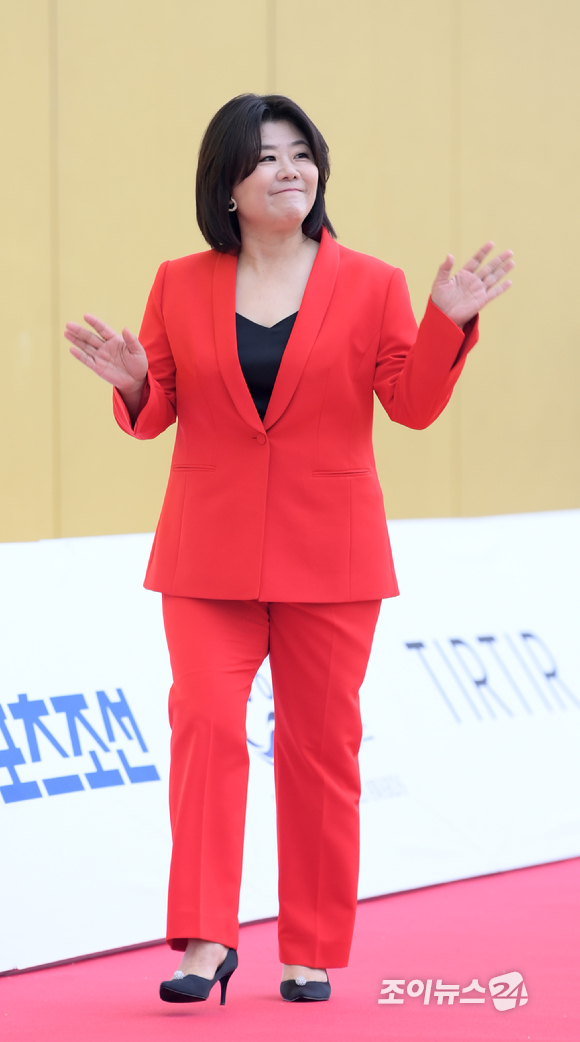 배우 이정은이 19일 인천광역시 중구 파라다이스시티에서 열린 '제1회 청룡시리즈어워즈' 시상식에 참석해 레드카펫을 밟고 있다. [사진=정소희 기자]