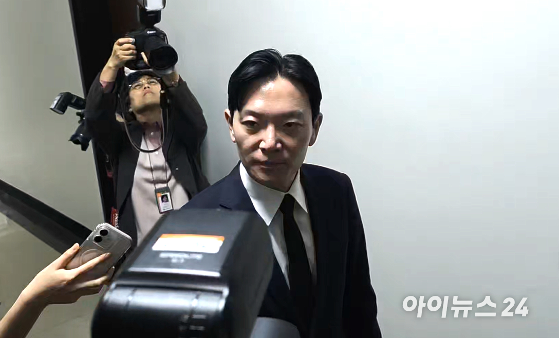 박상용 인천지검 부부장검사가 14일 국회 '윤석열 정권 정치검찰 조작 기소 의혹 사건 진상규명 국정조사' 쌍방울 대북송금 사건 청문회에서 증인 선거를 거부해 퇴장 당한 뒤 기자들을 만나 취재진 질문에 답하고 있다. [사진=라창현 기자]