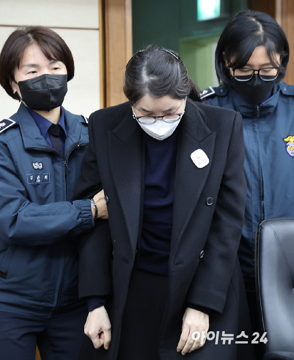 2025년 12월 3일 서울 서초구 서울중앙지방법원에서 주가조작과 통일교 청탁 등의 혐의를 받는 김건희 씨의 결심공판 진행된 가운데 김건희 씨가 법정으로 들어오고 있다. [사진=사진공동취재단]