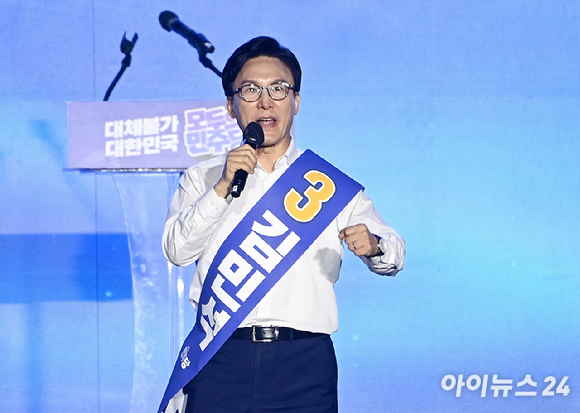 김민석 더불어민주당 당 대표 후보가 17일 대전 유성구 대전컨벤션센터 제2전시장에서 열린 민주당 제3차 정기전국당원대회에서 정견 발표를 하고 있다. [사진=곽영래 기자]