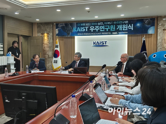 KAIST 우주연구원 개원 기자간담회에 참석한 이광형 KAIST 총장, 한재흥 우주연구원장, 쉬어레즈 우주연구원 부원장(왼쪽부터). [사진=정종오 기자]