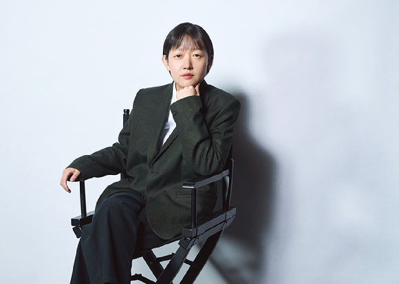 셀린 송 감독이 영화 '패스트 라이브즈' 인터뷰에 앞서 포즈를 취하고 있다. [사진=CJ ENM]