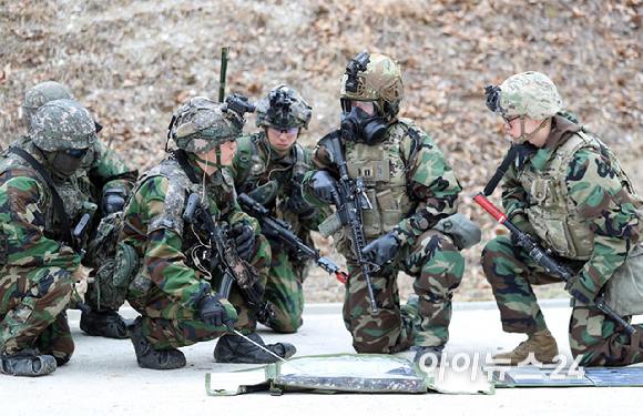 12일 경기 파주시 무건리 훈련장에서 2025년 FS/TIGER 연습 일환으로 열린 ‘연합 WMD 제거작전 훈련’에서 제25보병사단 장병들이 다족보행로봇을 활용해 WMD 시설에 진입을 시도하고 있다. [사진=사진공동취재단]