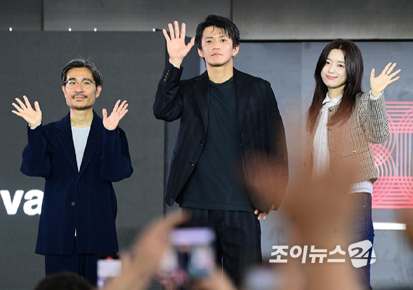 배우 오구리 슌과 한효주가 20일 오후 부산광역시 해운대구 우동 영화의 전당에서 열린 제30회 부산국제영화제(BIFF) '로맨틱 어나니머스' 야외무대인사 행사에 참석하고 있다. [사진=정소희 기자]
