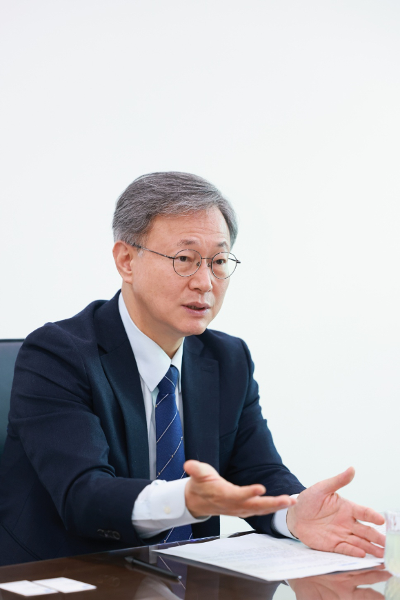 장인홍 구로구청장이 1일 '구로형 기본사회'를 제안하며 6&middot;3 지방 선거 구청장 출마를 공식 선언했다. [사진=장 구청장]