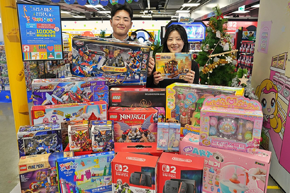직원들이 서울 송파구 롯데마트 토이저러스 잠실점에서 완구 할인 행사를 소개하고 있다. [사진=롯데마트]