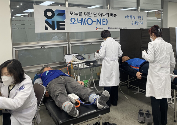 CJ대한통운은 올해 택배기사 건강검진 수검률 80%를 넘겼다. [사진=CJ대한통운]