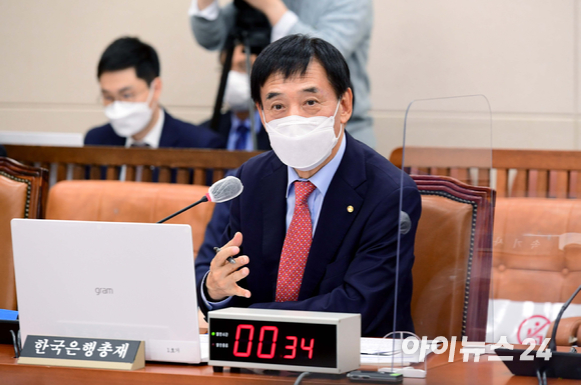 이주열 한국은행 총재가 15일 서울 여의도 국회에서 열린 기획재정위원회의 한국은행에 대한 국정감사에서 의원 질의에 답하고 있다.