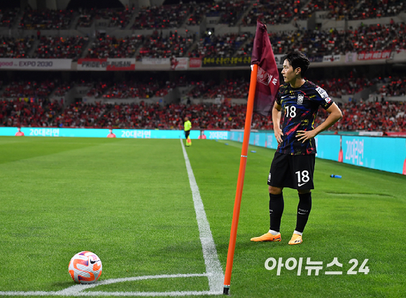 16일 오후 부산 아시아드주경기장에서 대한민국과 페루의 A매치 평가전이 열렸다. 전반 이강인이 코너킥을 차고 있다. [사진=곽영래 기자]