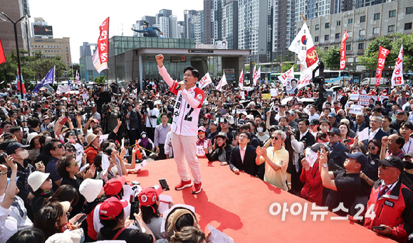 김문수 국민의힘 대선후보가 20일 서울 서초구 고속터미널 앞 광장에서 지지를 호소하고 있다. [사진=곽영래 기자]
