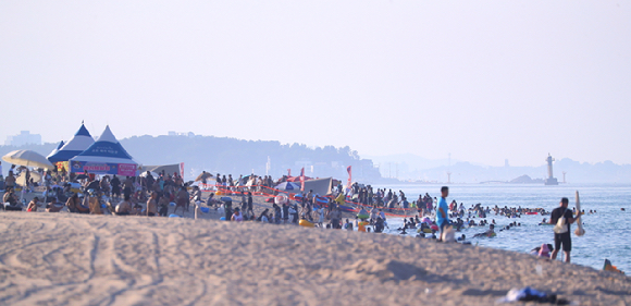 23일 강원 강릉시 경포해수욕장에서 피서객들이 물놀이를 즐기고 있다. 경포는 지난 17일 폐장했지만, 피서객들의 발길이 이어지고 있다. 2025.8.23 [사진=연합뉴스]