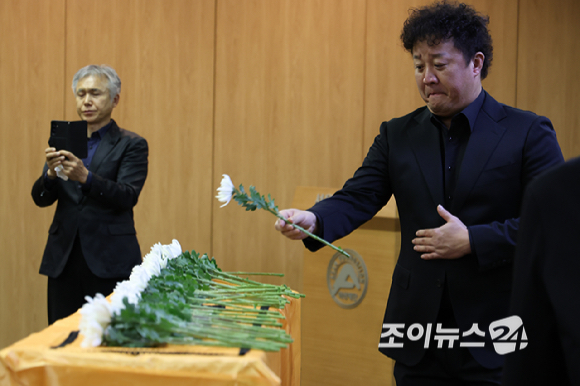 배우 유동근, 최수종이 27일 서울 송파구 서울아산병원 장례식장에서 엄수된 배우 이순재 영결식에서 애도를 표하고 있다. [사진=곽영래 기자]