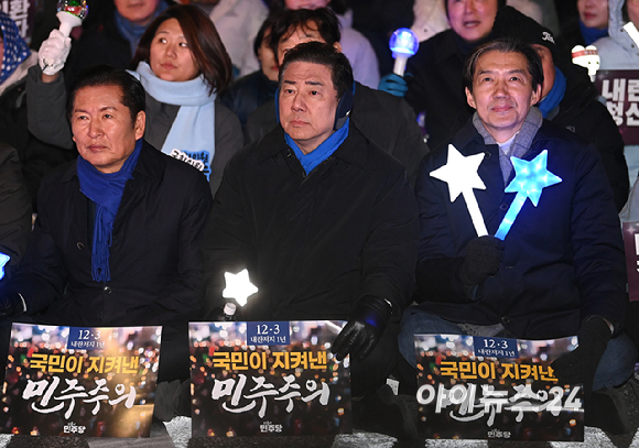 더불어민주당 정청래 대표, 김병기 원내대표 조국혁신당 조국 대표가 3일 서울 여의도 국회의사당 정문 앞에서 열린 '12·3 내란·외환 청산과 종식, 사회 대개혁 시민 대행진' 집회에 참석해 있다. [사진=곽영래 기자]