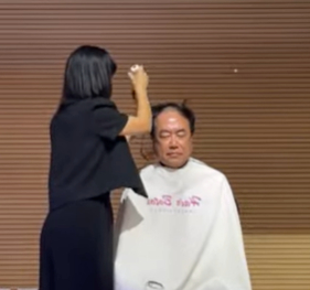 서범수 국민의힘 의원이 18일 울산 울주군 울주중부종합복지타운에서 삭발을 하고 있다. [사진=유튜브 '서범수 TV' 캡쳐]