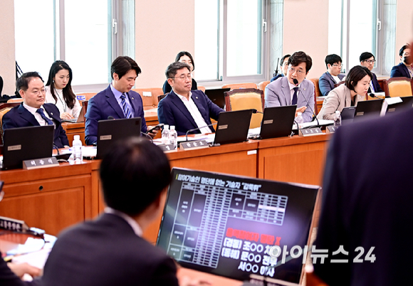 장철민 더불어민주당 의원이 10일 오후 서울 여의도 국회에서 열린 국토교통위원회 국정감사에서 질의를 하고 있다. [사진=곽영래 기자]