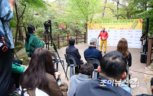 박동석 조이뉴스24 사장이 25일 서울 강북구 우이동 북한산국립공원 우이분소(백운천 휴게공간)에서 열린 '브브걸 민영과 함께 하는 팬트레킹-제12회 희망찾기 등산&middot;트레킹 교실' 개막행사에서 개회사를 하고 있다. [사진=곽영래 기자]