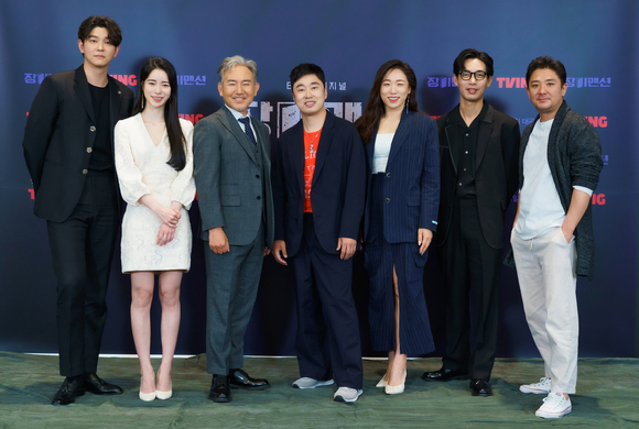 배우 임지연, 윤균상이 10일 온라인으로 진행된 티빙 오리지널 시리즈 '장미맨션' 제작발표회에 참석해 포즈를 취하고 있다. [사진=티빙]