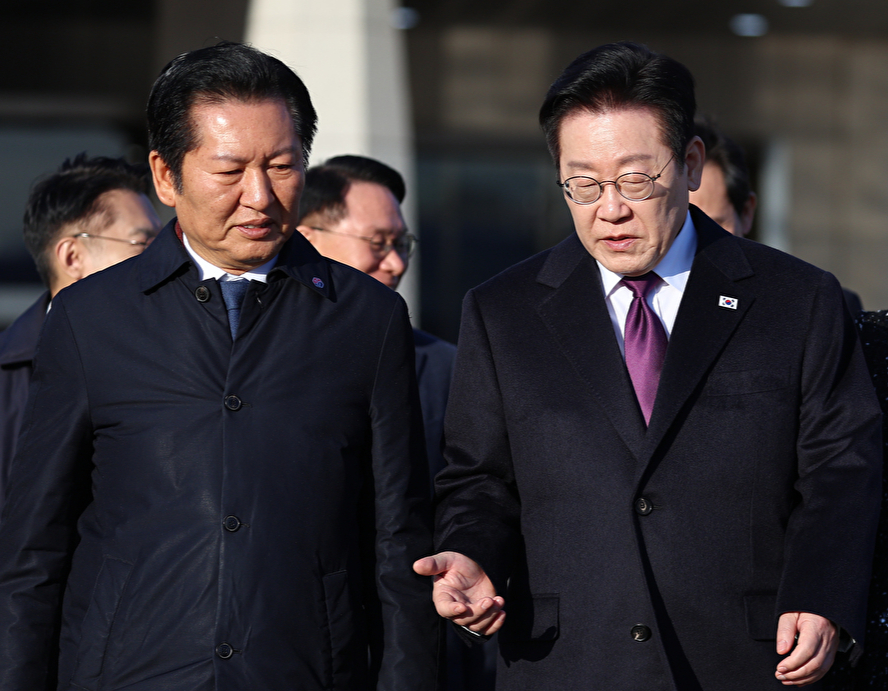 한일 정상회담을 위해 일본 나라현을 방문하는 이재명 대통령이 13일 성남 서울공항에서 공군 1호기로 이동하며 더불어민주당 정청래 대표와 대화하고 있다. 2026.1.13 [사진=연합뉴스]