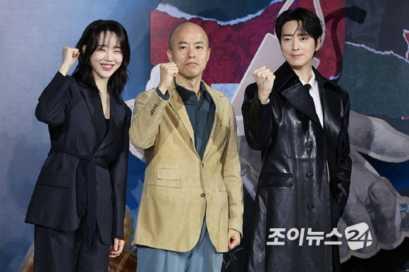 배우 신혜선, 김진민 PD, 배우 이준혁이 10일 오전 서울 중구 장충동 앰배서더 서울 풀만 호텔에서 열린 넷플릭스 시리즈 '레이디 두아' 제작발표회에 참석해 포즈를 취하고 있다. [사진=문수지 기자]