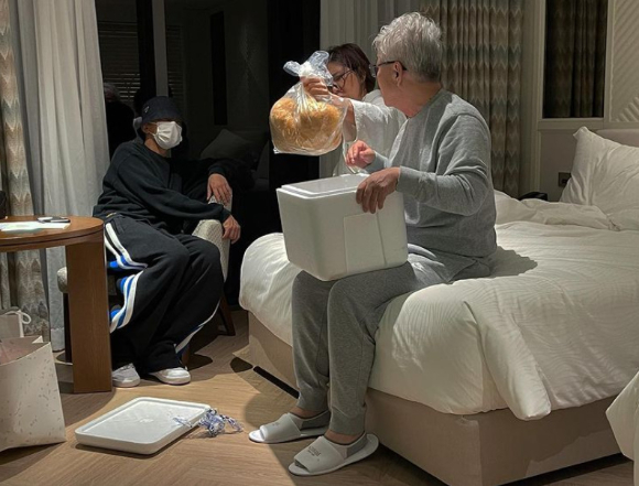 유아인이 부모님과의 다정한 시간을 공개했다. [사진=유아인 인스타그램]