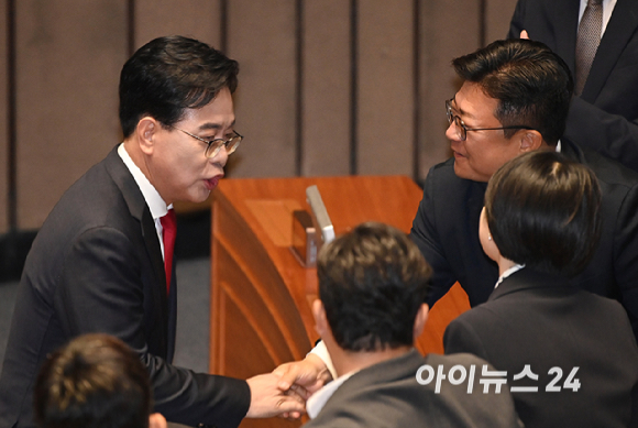 송언석 국민의힘 원내대표가 10일 서울 여의도 국회 본회의에서 교섭단체 대표 연설을 마친 뒤 동료 의원들과 인사를 하고 있다. [사진=곽영래 기자]