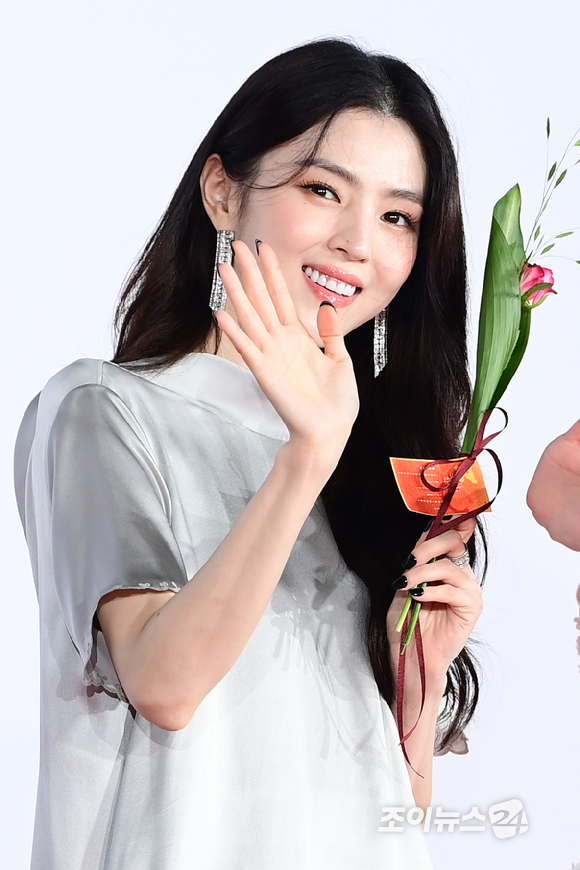 배우 한소희가 17일 오후 부산광역시 해운대구 영화의 전당에서 열린 제30회 부산국제영화제 개막식 레드카펫 행사에 참석하고 있다. [사진=정소희 기자]