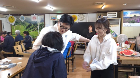부산 북구갑 국회의원 보궐선거에 출마한 한동훈 무소속 후보가 아내 진은정 변호사가 한 후보와 함께 선거 운동에 나섰다. [사진=한동훈 후보 페이스북]