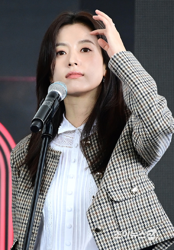 배우 한효주가 20일 오후 부산광역시 해운대구 우동 영화의 전당에서 열린 제30회 부산국제영화제(BIFF) '로맨틱 어나니머스' 야외무대인사 행사에 참석하고 있다. [사진=정소희 기자]