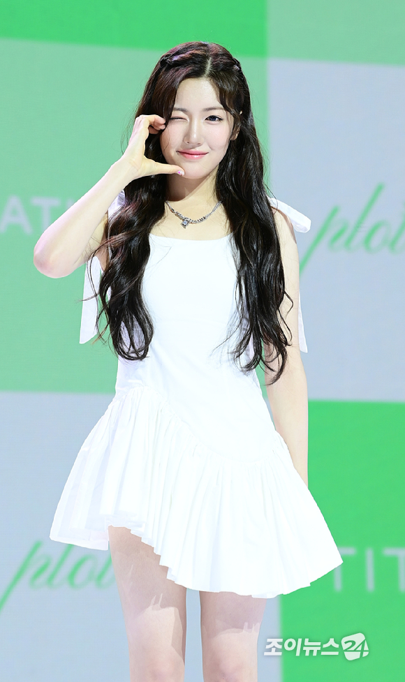 그룹 앳하트 서현이 13일 오후 서울 한남동 블루스퀘어에서 열린 앳하트(AtHeart) 첫 번째 EP '플롯 트위스트'(Plot Twist) 미디어 쇼케이스에 참석하고 있다. [사진=정소희 기자]