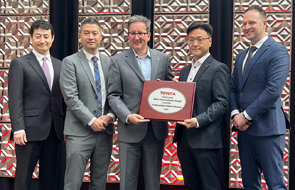 LG전자 VS북미법인장 오해진 상무(왼쪽에서 네 번째)가 미국 미시간주 디트로이트에서 열린 '도요타 연례 공급사 비즈니스 미팅'에서 '2024 최고가치혁신상'을 수상한 뒤 관계자들과 사진 촬영을 하고 있다. [사진=LG전자]