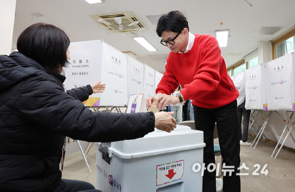 4·10 총선 사전투표 첫날인 5일 한동훈 국민의힘 총괄선거대책위원장이 서울 서대문구 신촌동주민센터에서 사전투표를 하고 있다. [사진=곽영래 기자]