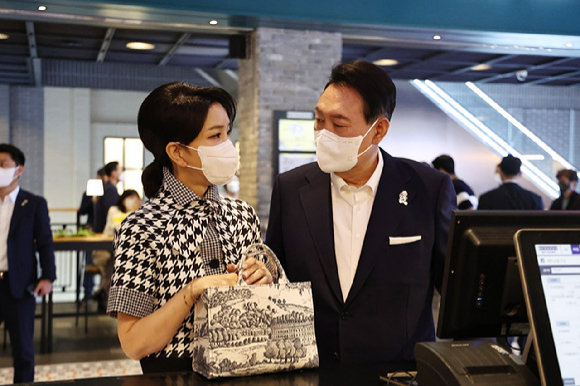 윤석열 전 대통령 배우자 김건희 여사가 제21대 대통령 선거일인 지난 6월 3일 서울 서초구 원명초등학교에 마련된 서초4동제3투표소에서 투표하기 위해 줄을 서고 있다. [사진=연합뉴스]
