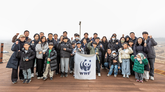 GS건설 직원 및 가족들이 &lsquo;두루미 탐조 가족프로그램&rsquo;에 참여하고 단체사진을 찍고 있다. [사진=GS건설]