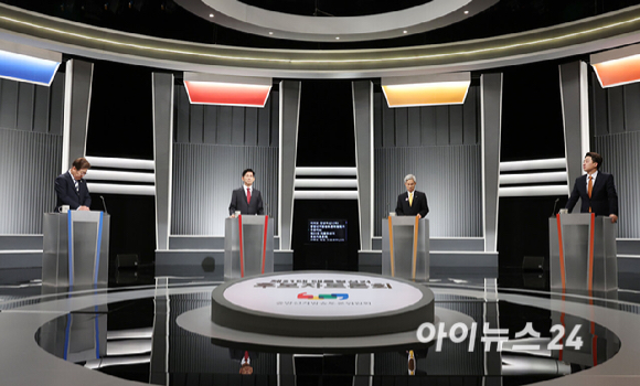 23일 서울 영등포구 KBS본관 스튜디오에서 열린 중앙선거방송토론위원회 주관 제21대 대통령선거 2차 후보자토론회에서 각 정당 대선 후보들이 토론을 준비하고 있다. (왼쪽부터) 이재명 더불어민주당, 김문수 국민의힘, 이준석 개혁신당, 권영국 민주노동당 대선 후보. [사진=국회사진취재단]