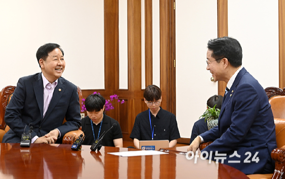 구윤철 부총리 겸 재정경제부 장관이 15일 오후 서울 여의도 국회에서 조정식 국회의장을 예방하고 있다. [사진=곽영래 기자]
