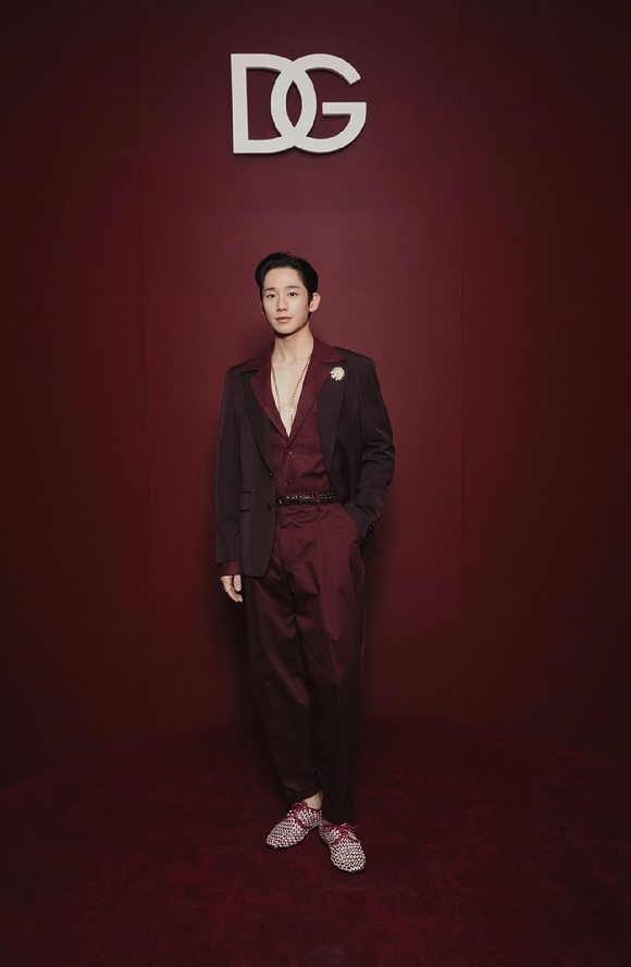배우 정해인이 돌체앤가바나 쇼에 참석해 포즈를 취하고 있다. [사진=돌체앤가바나]