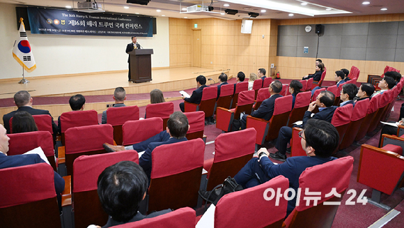 송석준 국민의힘 의원(한미의원연맹 이사)와 정대철 헌정회장, 최문영 미국 미주리대학교 전교 총장, 로드 그레이브 미주리대 이사회 의장, 존 패터슨 미주리주 하원 의장 등이 24일 서울 여의도 국회 의원회관에서 열린 '제16회 해리 트루먼 국제 컨퍼런스'에서 기념 촬영을 하고 있다. 올해로 16번째를 맞은 콘퍼런스는 한국전쟁 당시 미주리주 출신 미국 제33대 대통령 해리 트루먼의 한미 관계와 우호 증진에 기여한 업적을 기리기 위한 국제회의로 한국과 미국 미주리대학에서 2년에 한 번씩 교차로 개최됐다. 국회 한미의원연맹과 미주리대학의 공동개최로 열린 올해 컨퍼런스에서 '변화, 혁신, 미래를 향한 한미 협력'을 주제로 민주주의 발전과 원자력, 인공지능(AI) 등 한미 과학기술 등이 논의됐다. [사진=사진공동취재단]